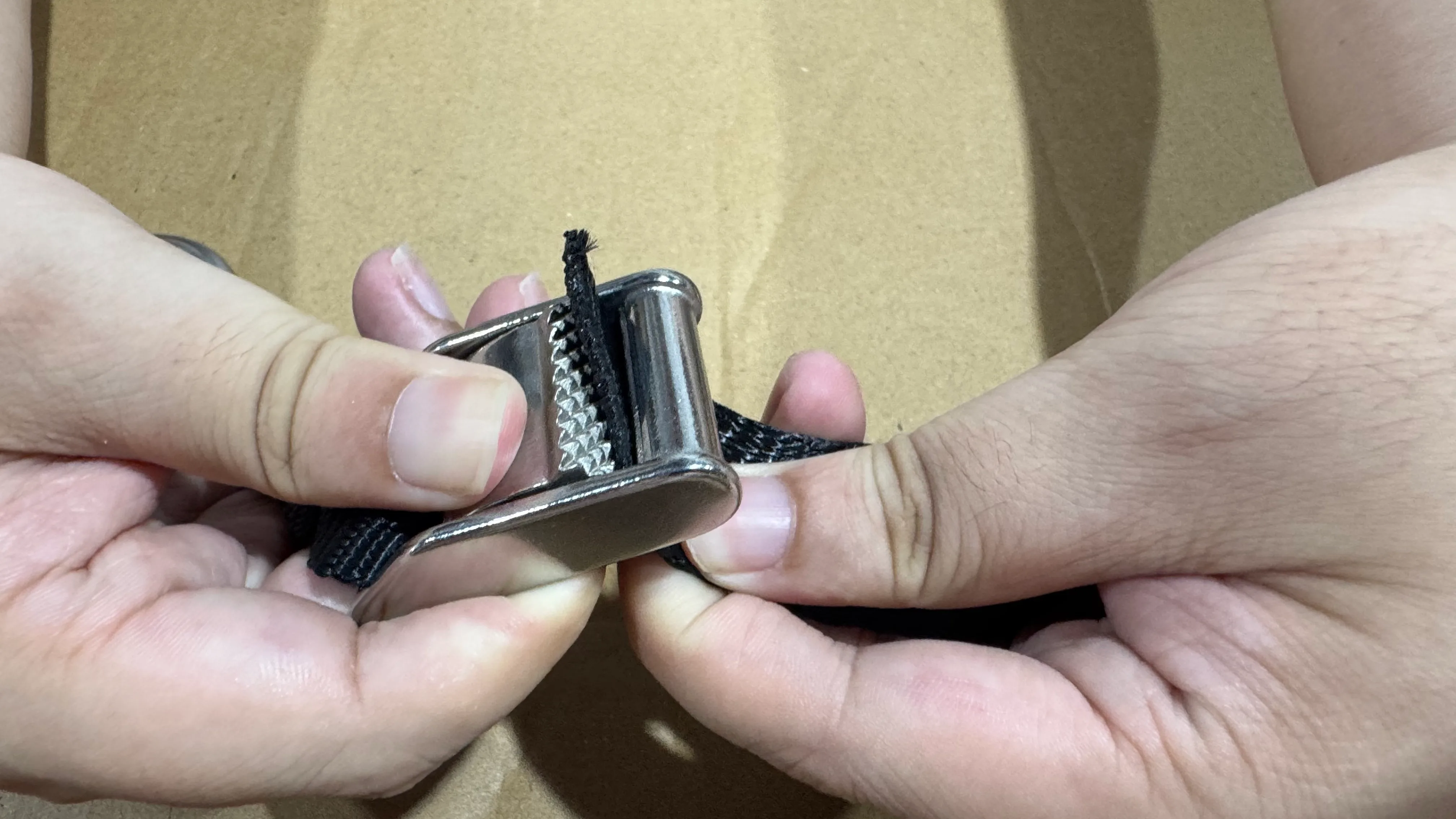 how to use cam buckle strap